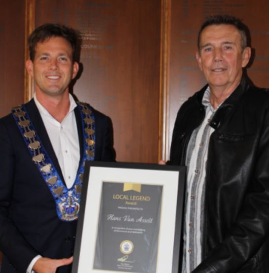 Mayor Williams with award and Pastor Hans van Aselt