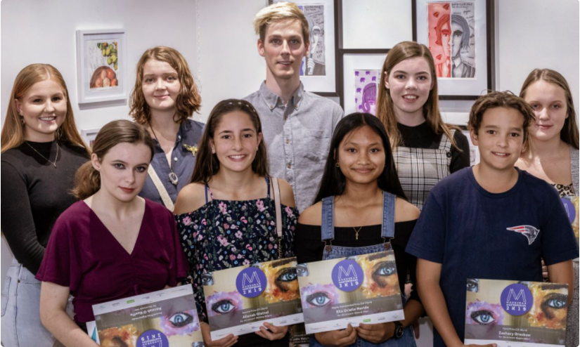 Previous participants of masterpieces competition holding their artworks